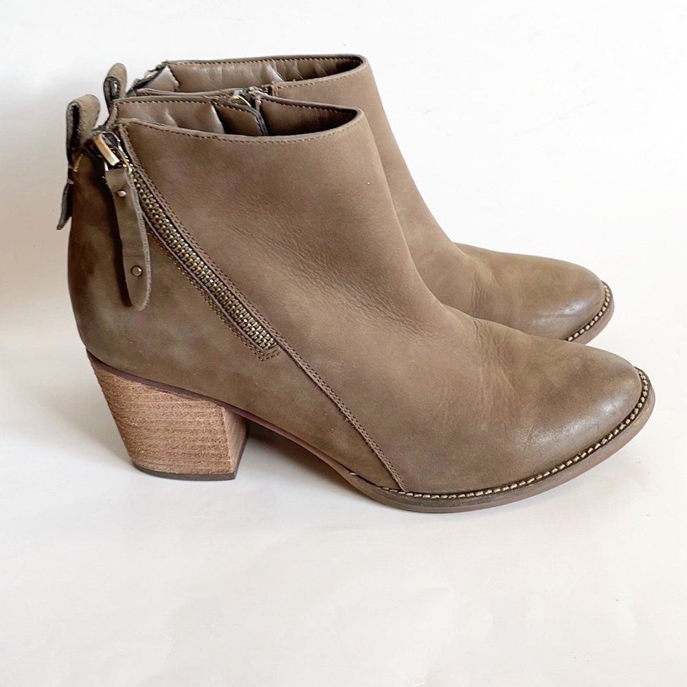Aqua Collage Nancy Waterproof Side Zip Stacked Heel Ankle Booties size 9